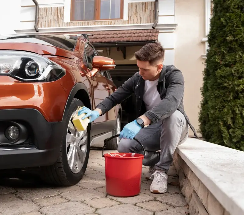 Lavage auto à domicile Les Clayes-sous-Bois : professionnel intervenant sur un véhicule
